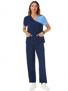 TaskEZ Conjunto de uniforme de enfermera azul marino y azul con diseño de patchwork, que incluye blusa con 2 bolsillos y textura de contraste y pantalones con 2 bolsillos y cintura elástica con textura