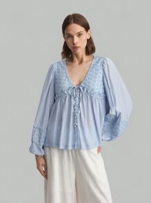 Ontre 女士夏季时尚纯色刺绣棉质蕾丝边前系带长袖 V 领衬衫 - 淺藍色 - 查看 6