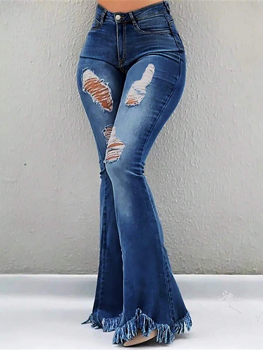 Calça jeans feminina flare com bolso e franjas desgastadas