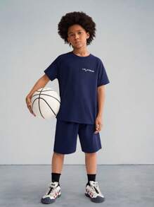 SHEIN Bộ quần áo thun tay ngắn raglan và quần short thiết kế in chữ màu trơn cho bé trai tuổi mới lớn - Màu xanh lam - Xem 2