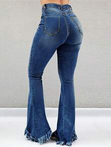 Calça jeans feminina flare com bolso e franjas desgastadas