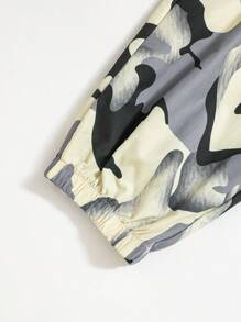 SHEIN 2入組男孩休閒迷彩熊圖案短袖T恤和迷彩口袋工裝長褲套裝 - 彩色 - 查看 10