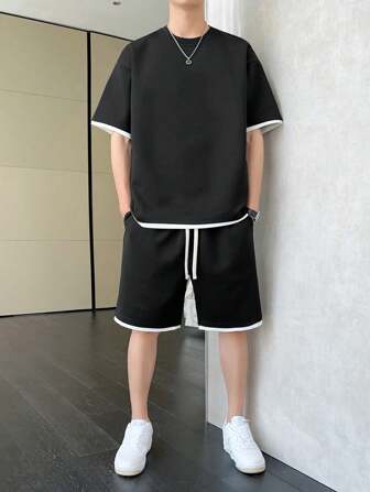 Conjunto de camiseta de manga corta de cuello redondo y hombros caídos con ajuste holgado y contraste de color, y pantalones cortos con cordón en la cintura, para verano, atuendos cómodos para hombre