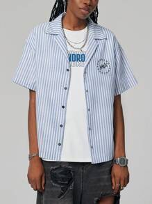 SHEIN EZwear Mujeres Camisa estilo novio con cuello hawaiano a rayas blancas y azules con letra gótica