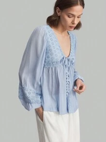 Ontre 女士夏季时尚纯色刺绣棉质蕾丝边前系带长袖 V 领衬衫 - 淺藍色 - 查看 4