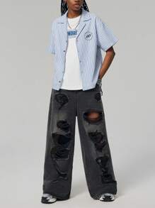 SHEIN EZwear Mujeres Camisa estilo novio con cuello hawaiano a rayas blancas y azules con letra gótica