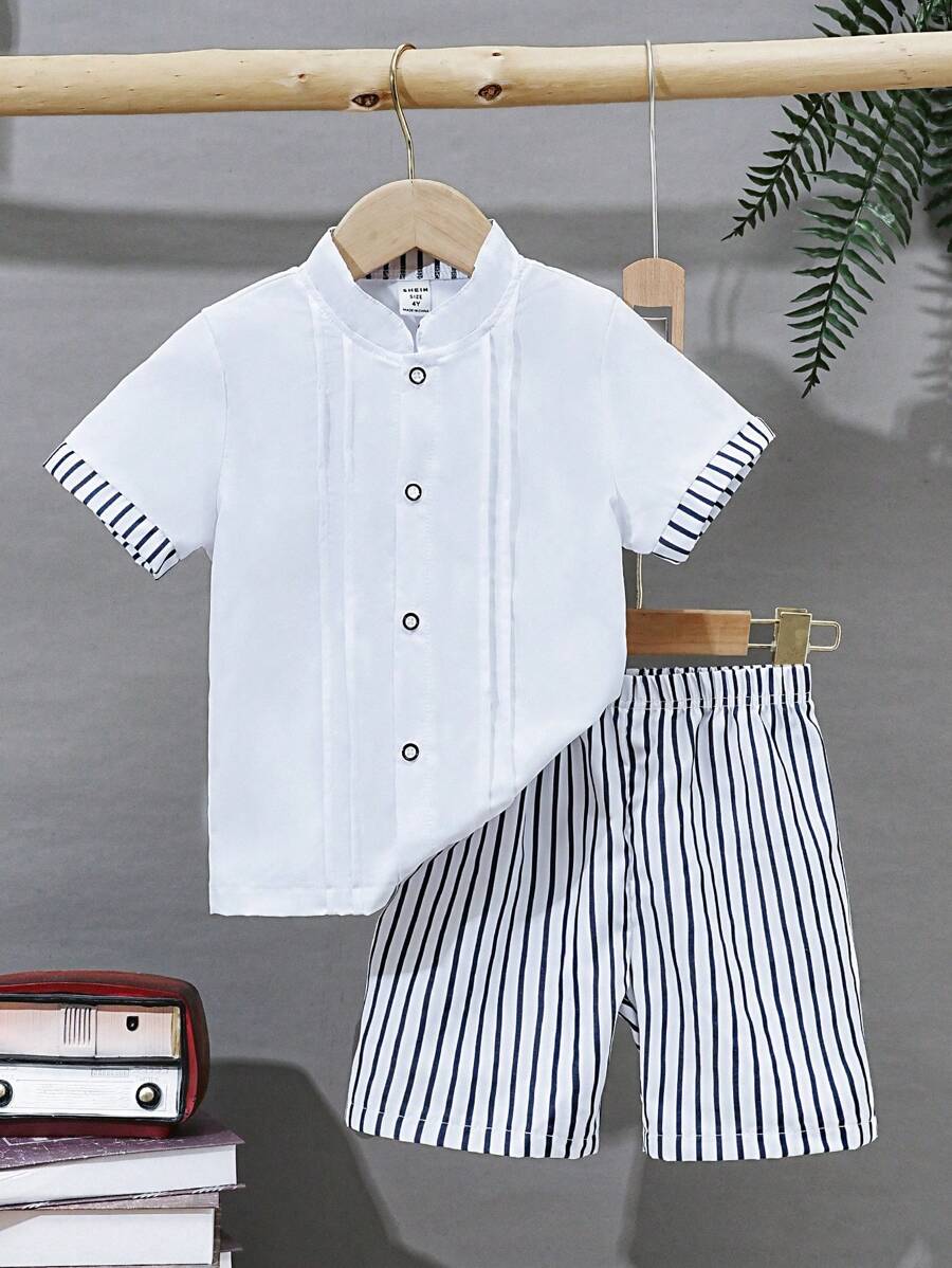 SHEIN 2 bộ đồ dành cho bé trai, phong cách học viện giản dị và thoải mái, áo thun ngắn tay có cổ đứng mềm mại và thoải mái và quần short sọc xanh trắng, thích hợp cho mùa xuân và mùa hè - trắng - Xem 1