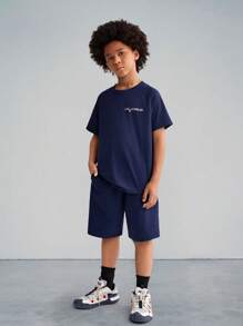 SHEIN Bộ quần áo thun tay ngắn raglan và quần short thiết kế in chữ màu trơn cho bé trai tuổi mới lớn - Màu xanh lam - Xem 4