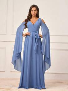 SHEIN Belle Vestido elegante para mujer con tela de gasa azul grisácea, mangas tipo capa de hombros descubiertos, bajo asimétrico, tirantes cruzados, cinturón en la cintura, espalda en línea A y escote en V, adecuado para bodas, Día de la Madre, inicio de curso, festivales de música, bailes de graduación y fiestas formales de verano para damas de honor - Azul - Ver 7