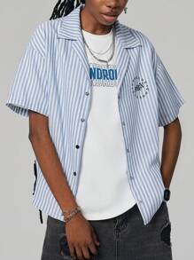 SHEIN EZwear Mujeres Camisa estilo novio con cuello hawaiano a rayas blancas y azules con letra gótica