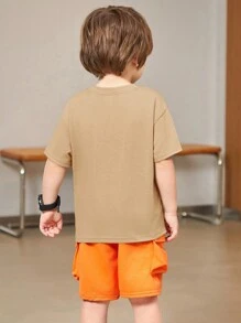 SHEIN 2入組青少年休閒舒適校園風格時尚通用軟質爽快短袖汽車印花T恤和拼色透氣短褲，適用於春夏季節