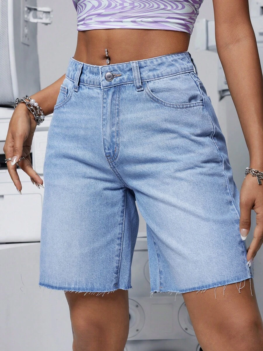 SHEIN EZwear 女式休閒百慕達丹寧短褲，有口袋和毛邊邊緣設計