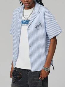 SHEIN EZwear Mujeres Camisa estilo novio con cuello hawaiano a rayas blancas y azules con letra gótica