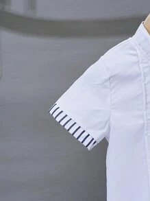 SHEIN 2 bộ đồ dành cho bé trai, phong cách học viện giản dị và thoải mái, áo thun ngắn tay có cổ đứng mềm mại và thoải mái và quần short sọc xanh trắng, thích hợp cho mùa xuân và mùa hè - trắng - Xem 4