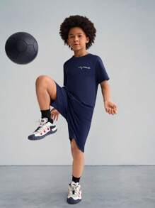 SHEIN Bộ quần áo thun tay ngắn raglan và quần short thiết kế in chữ màu trơn cho bé trai tuổi mới lớn - Màu xanh lam - Xem 5