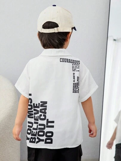 SHEIN Leap Crew 1 件年轻男孩休闲学院风短袖衬衫，背面带字母印花，翻领，宽肩带。透气舒适，适合春夏季