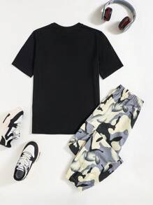 SHEIN 2入組男孩休閒迷彩熊圖案短袖T恤和迷彩口袋工裝長褲套裝 - 彩色 - 查看 2