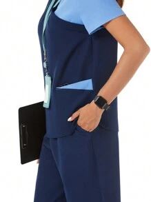 TaskEZ Conjunto de uniforme de enfermera azul marino y azul con diseño de patchwork, que incluye blusa con 2 bolsillos y textura de contraste y pantalones con 2 bolsillos y cintura elástica con textura