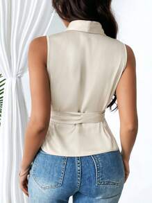 SHEIN Privé Chemisier sans manches élégant en satin pour femmes de grande taille avec nœud d'été sur le côté, convenable pour tenue de travail de professeur - Nude - Voir 2