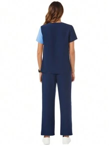 TaskEZ Conjunto de uniforme de enfermera azul marino y azul con diseño de patchwork, que incluye blusa con 2 bolsillos y textura de contraste y pantalones con 2 bolsillos y cintura elástica con textura