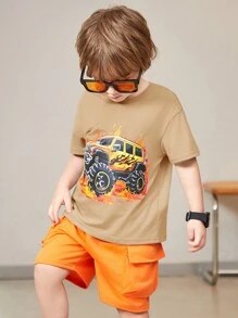 SHEIN 2入組青少年休閒舒適校園風格時尚通用軟質爽快短袖汽車印花T恤和拼色透氣短褲，適用於春夏季節