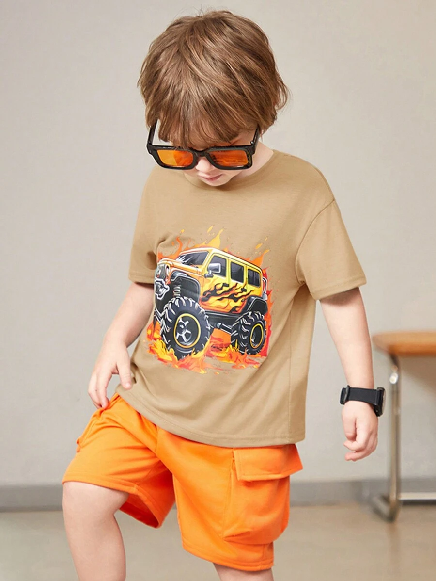 SHEIN 2入組青少年休閒舒適校園風格時尚通用軟質爽快短袖汽車印花T恤和拼色透氣短褲，適用於春夏季節