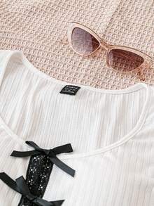 Soleia 夏季度假女士白色針織坦克頂部，紋理提花，開襟式，蕾絲修飾，蝴蝶結，修身剪裁，短版，適用度假穿著，可內外穿戴，可愛上衣 - 白色 - 查看 3