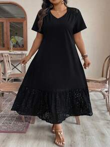 SHEIN CURVE+ Vestido largo elegante de talla grande para mujer con cuello en V, manga corta, estampado de unicolor y encaje empalmado - Negro - Ver 5