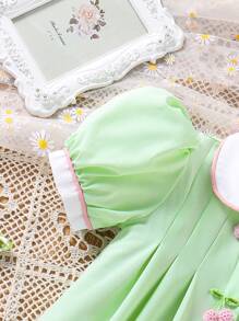 SHEIN Kleine Mädchen Landurlaub gewebtes Farbblock-Kleid mit gerafftem Peter Pan Kragen, Puffärmel, Falten und Kirschen Schmuck, Frühling/Sommer