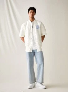 Manfinity VCAY 男式夏季短袖編織休閒襯衫，採用信件和龍繡花設計，立領款式 - 白色 - 查看 4
