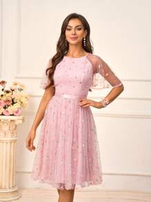 SHEIN Belle 女士浪漫清新蓮花粉色網紗刺繡面料圓領連衣裙，荷葉邊飾，透明袖子，緞面采用皮帶，背部刺繡，A線中長款連衣裙，適合浪漫婚禮季節、婚禮活動、母親節、與好友搭配、返校季節、音樂節、伴娘禮服（標準尺寸） - 粉色 - 查看 6