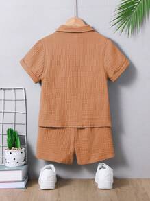 SHEIN Conjunto de 2 piezas: camisa casual de algodón con botones y pantalón corto para niño joven, adecuado para uso diario, universidad, viajes y juegos en primavera y verano - Caqui - Ver 2