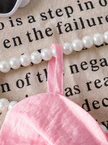 SHEIN Playful Pals Set de 2 piezas outfit de niña bebé con blusa de tirantes con flor grande y shorts vaqueros con volantes, de moda para el verano