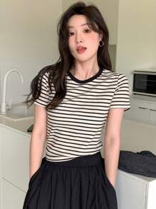 DAZY 女士夏季条纹印花圆领短袖休闲T恤，返校服 - 黑色 - 查看 4