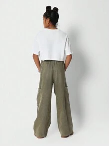 SUMWON Conjunto de 2 piezas con camiseta ajustada tipo crop con aplicación y pantalón cargo lavado para niñas preadolescentes