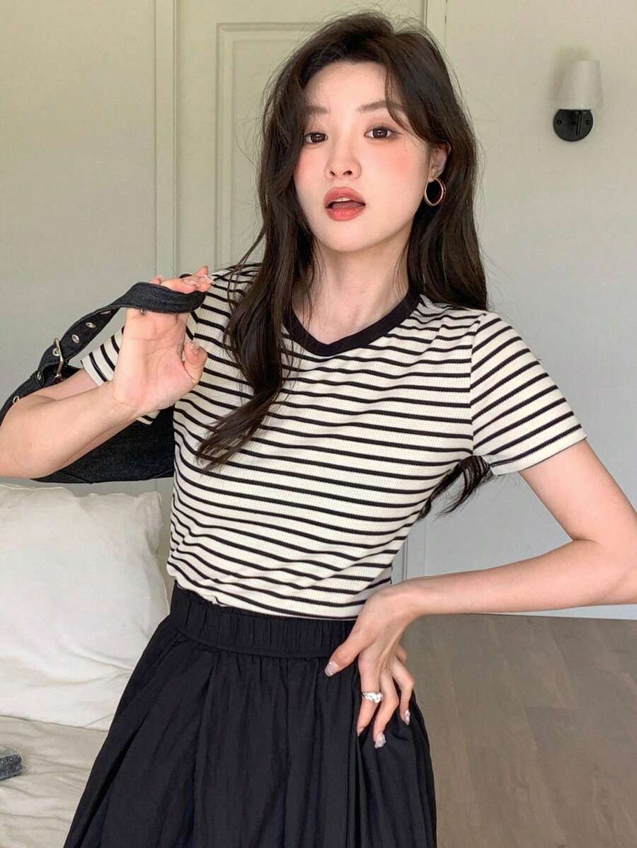 DAZY 女士夏季条纹印花圆领短袖休闲T恤，返校服 - 黑色 - 查看 1