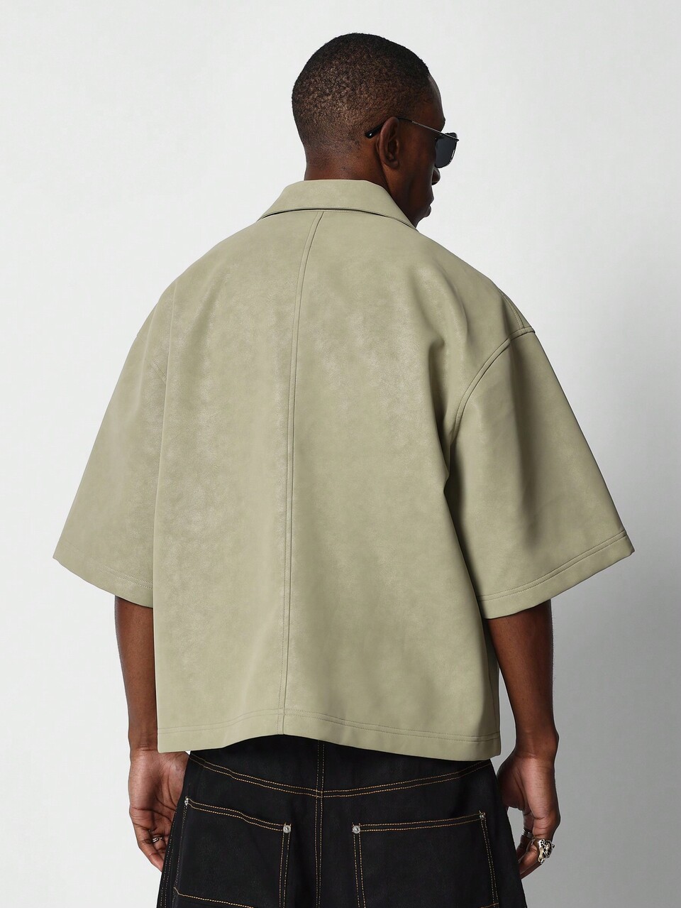 Lässiges kurzärmeliges Knopfhemd, Lucky Charm Overshirt, leicht für den Frühling, irisches Streetwear-Design mit geprägter Tasche