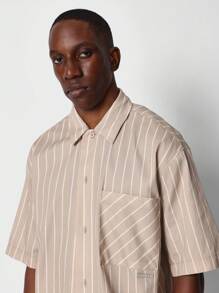 SUMWON Áo sơ mi kẻ sọc Boxy Fit có in hình họa tiết ở lưng - Nhiều màu - Xem 3