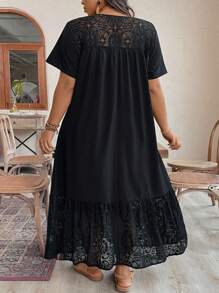 SHEIN CURVE+ Vestido largo elegante de talla grande para mujer con cuello en V, manga corta, estampado de unicolor y encaje empalmado - Negro - Ver 2