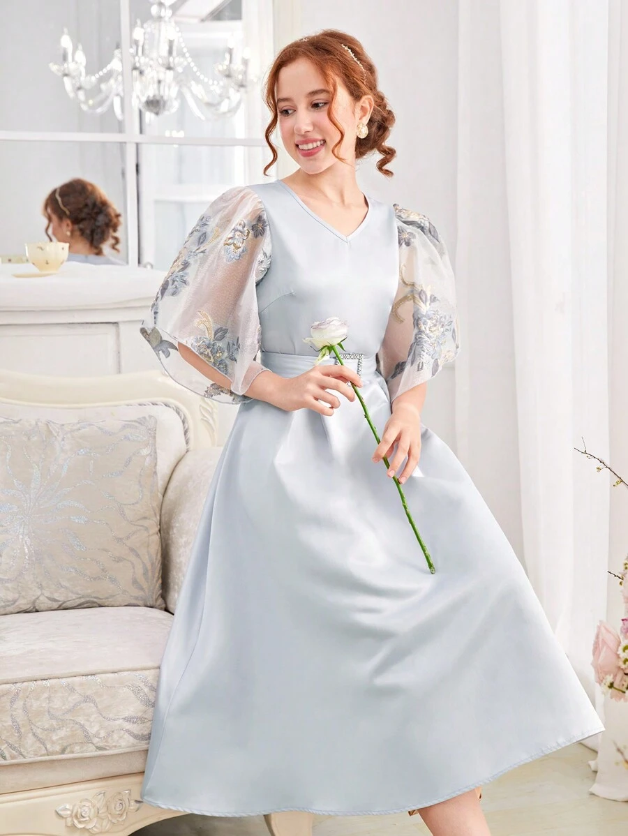 SHEIN 藍色緞面少女洋裝，飄逸袖型，帶有花朵皮帶，優雅設計，適用於派對和節日 - 藍色 - 查看 1