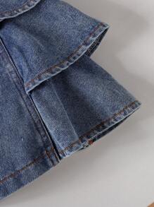 SHEIN Playful Pals Set de 2 piezas outfit de niña bebé con blusa de tirantes con flor grande y shorts vaqueros con volantes, de moda para el verano