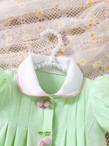 SHEIN Kleine Mädchen Landurlaub gewebtes Farbblock-Kleid mit gerafftem Peter Pan Kragen, Puffärmel, Falten und Kirschen Schmuck, Frühling/Sommer