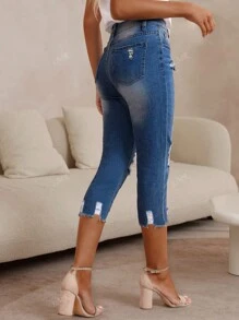 Pantalones capri de mezclilla rasgados ajustados para damas