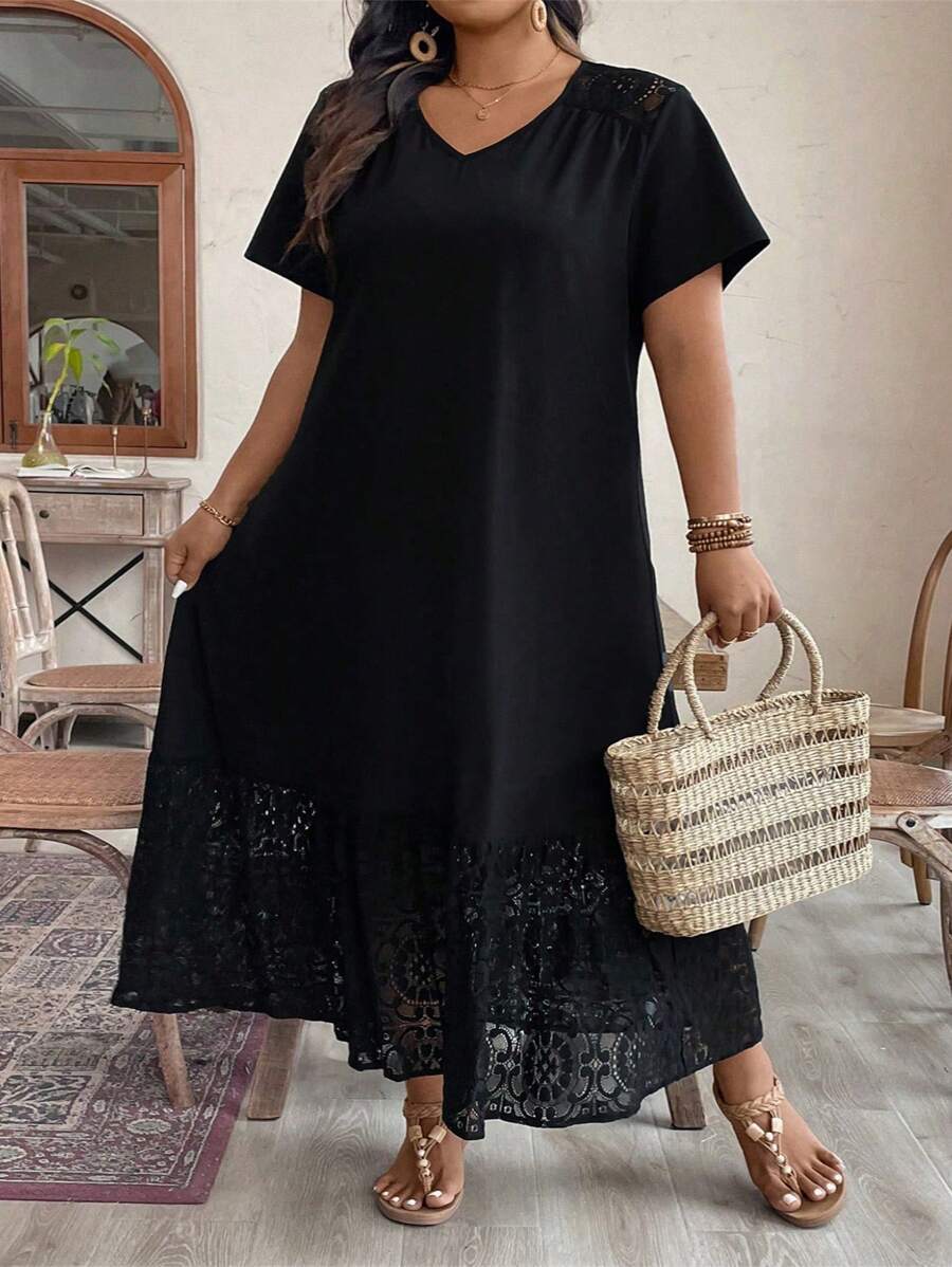 SHEIN CURVE+ Vestido largo elegante de talla grande para mujer con cuello en V, manga corta, estampado de unicolor y encaje empalmado - Negro - Ver 1