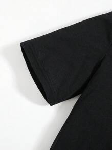 SHEIN 2入組少年熊印花短袖針織T恤和棉牛仔破洞牛仔褲，春夏季套裝