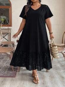 SHEIN CURVE+ Vestido largo elegante de talla grande para mujer con cuello en V, manga corta, estampado de unicolor y encaje empalmado - Negro - Ver 3