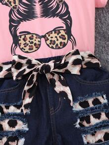 Áo thun in hình cô gái Tween màu hồng có thiết kế chân dung, thắt lưng in họa tiết da báo và quần short denim màu xanh, 2 cái/bộ - Nhiều màu - Xem 3