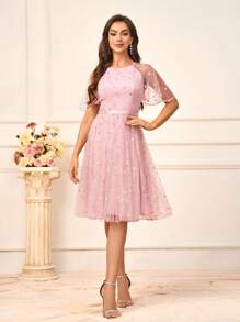 SHEIN Belle 女士浪漫清新蓮花粉色網紗刺繡面料圓領連衣裙，荷葉邊飾，透明袖子，緞面采用皮帶，背部刺繡，A線中長款連衣裙，適合浪漫婚禮季節、婚禮活動、母親節、與好友搭配、返校季節、音樂節、伴娘禮服（標準尺寸） - 粉色 - 查看 4