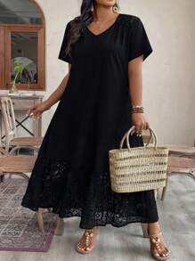 SHEIN CURVE+ Vestido largo elegante de talla grande para mujer con cuello en V, manga corta, estampado de unicolor y encaje empalmado - Negro - Ver 4