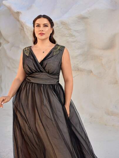 SHEIN Belle 大尺碼黑色透明網紗多層深V領A字裙，配豪華金屬刺繡花朵裝飾，優雅簡約又不失格調，非正式黑色婚禮晚禮服裙